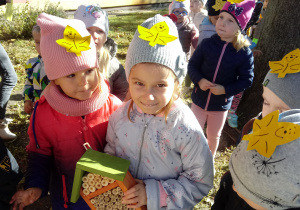 Dzieci niosą domek dla pszczół
